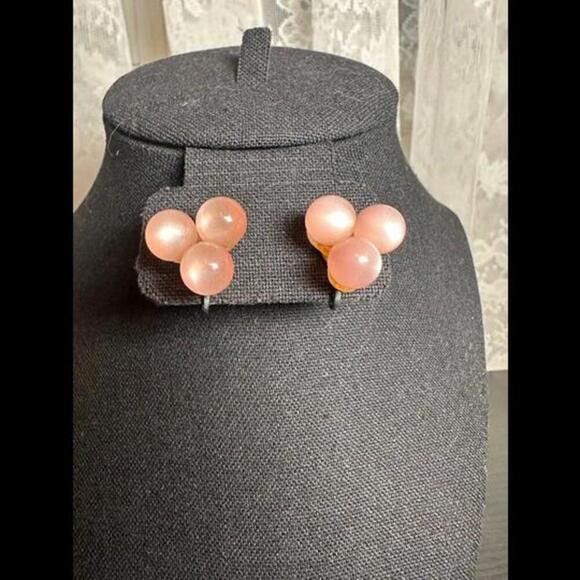 Vintage Pink Clip-On Earrings – Cluster Design, Elegant and Retro - Picture 1 of 2